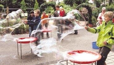 Beim Seifenblasenzauber entstehen tolle Gebilde: Viele Familien sind nachmittags auf dem Blumensommergel&auml;nde unterwegs.Fotos: Andreas Veigel
