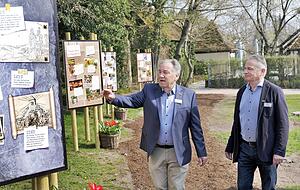 Helmut (l.) und Roland Fischer auf historischen Pfaden: Schautafeln lassen die Geschichte Revue passieren. Helmut (l.) und Roland Fischer auf historischen Pfaden: Schautafeln lassen die Geschichte Revue passieren.
