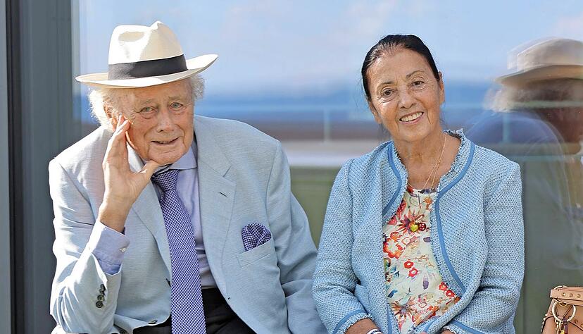 Reinhold und Carmen Würth beim Mitarbeiterfest im Juni. "Wir sind 64 Jahre verheiratet", erzählte der Unternehmer dort, was seine Frau sofort korrigiert. "Nach so vielen Jahren kann man schon mal durcheinanderkommen", sagt er später.
