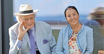 Reinhold und Carmen Würth beim Mitarbeiterfest im Juni. "Wir sind 64 Jahre verheiratet", erzählte der Unternehmer dort, was seine Frau sofort korrigiert. "Nach so vielen Jahren kann man schon mal durcheinanderkommen", sagt er später. Reinhold und Carmen Würth beim Mitarbeiterfest im Juni. "Wir sind 64 Jahre verheiratet", erzählte der Unternehmer dort, was seine Frau sofort korrigiert. "Nach so vielen Jahren kann man schon mal durcheinanderkommen", sagt er später.