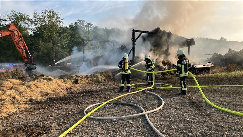 Mit neun Fahrzeugen sind etwa 40 Einsatzkräfte der Feuerwehr zum Scheunenbrand ausgerückt. Mit neun Fahrzeugen sind etwa 40 Einsatzkräfte der Feuerwehr zum Scheunenbrand ausgerückt.