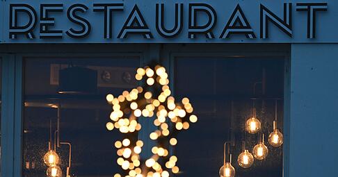 Nur noch sieben statt 19 Prozent Mehrwertsteuer in der Gastronomie: Die Neuregelung ist bundesweit zum Jahresbeginn in Kraft getreten.