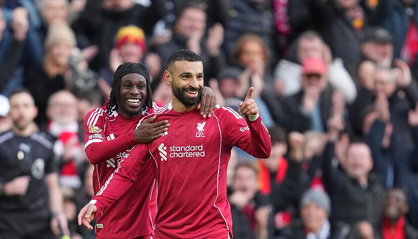 Endlich wieder gewonnen: Torsch&uuml;tze Mohamed Salah (r) und Jeremie Frimpong freuen sich &uuml;ber Liverpools Sieg.