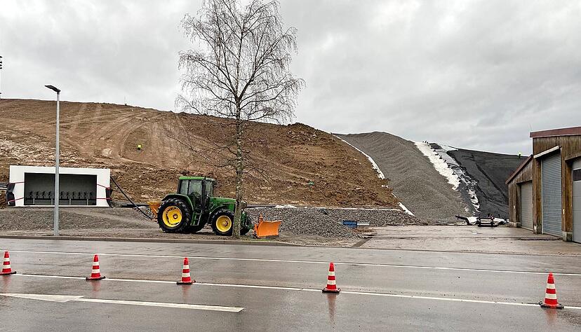 Neben der alten Maschinenhalle (rechts) im Eingangsbereich der Kreismülldeponie soll der neue Regenwasserbehälter gebaut werden.