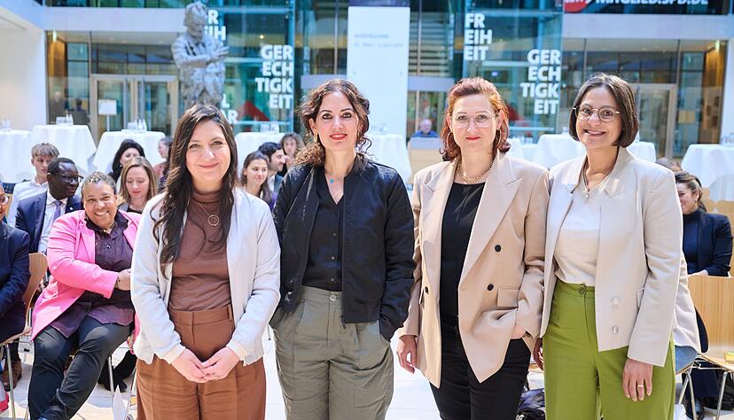 Nach einer Recherche des Mediendienstes Integration haben rund 11,6 Prozent der Abgeordneten des neuen Bundestags einen Migrationshintergrund. (Archivbild) Nach einer Recherche des Mediendienstes Integration haben rund 11,6 Prozent der Abgeordneten des neuen Bundestags einen Migrationshintergrund. (Archivbild)