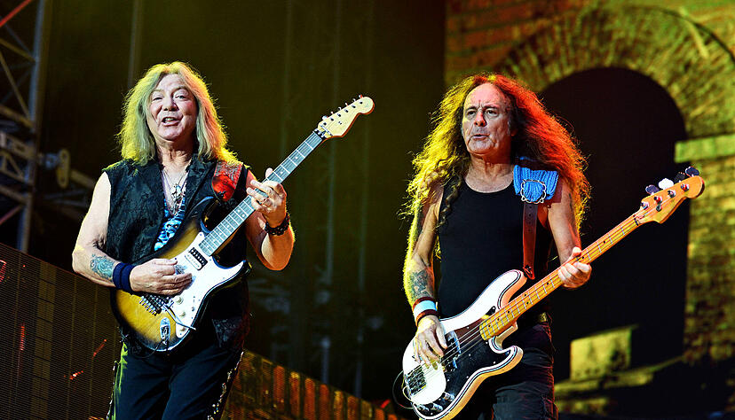 Die Metal-Veteranen Dave Murray und Steve Harris von Iron Maiden bei einem Konzert in der Veltins Arena in Gelsenkirchen.