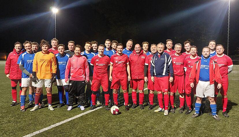 Wie immer standen beim Aufeinandertreffen der Auswahl der Landkreis-Bürgermeister und der Betriebsfußballer der Heilbronner Stimme Spaß und Fairness im Vordergrund. Wie immer standen beim Aufeinandertreffen der Auswahl der Landkreis-Bürgermeister und der Betriebsfußballer der Heilbronner Stimme Spaß und Fairness im Vordergrund.