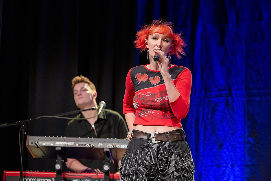 Stimmungsvolle Momente bei der Wahl der Weinhoheiten mit Musik und Showeinlagen.