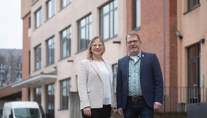 Chefärztin Kathrin Eckstein von der Klinik für allgemeinde Psychiatrie und Psychotherapie und Uwe Hellwich vom Weinsberger Hilfsverein freuen sich, dass die psychiatrische Institutsambulanz nun endlich in Heilbronn starten kann.
Foto: Mario Berger Chefärztin Kathrin Eckstein von der Klinik für allgemeinde Psychiatrie und Psychotherapie und Uwe Hellwich vom Weinsberger Hilfsverein freuen sich, dass die psychiatrische Institutsambulanz nun endlich in Heilbronn starten kann.
Foto: Mario Berger