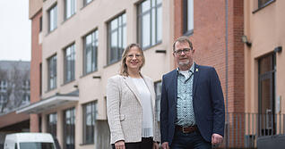Chef&auml;rztin Kathrin Eckstein von der Klinik f&uuml;r allgemeinde Psychiatrie und Psychotherapie und Uwe Hellwich vom Weinsberger Hilfsverein freuen sich, dass die psychiatrische Institutsambulanz nun endlich in Heilbronn starten kann.
Foto: Mario Berger
