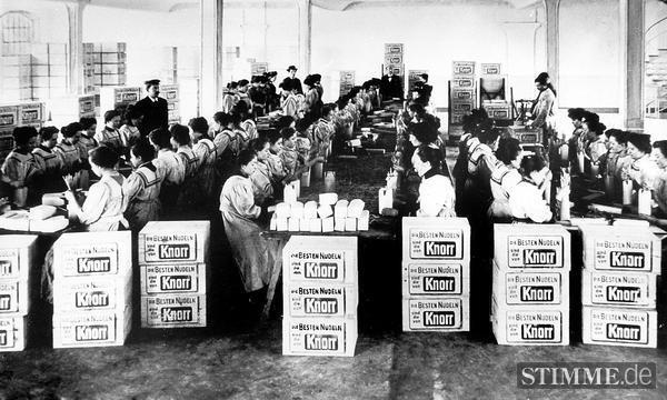 Arbeiterinnen in der Nudelpackerei 1910. Seit 1892 produziert Knorr Teigwaren im eigenen Werk und ist bereits 1911 einer der größten europäischen Makkaroni-Hersteller.