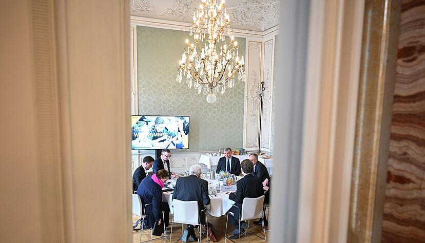 Die Fraktionsspitzen von Grünen, CDU, SPD und FDP, Ministerpräsident Winfried Kretschmann (M, Bündnis 90/Die Grünen) und Kultusministerin Theresa Schopper (l, Bündnis 90/Die Grünen) sitzen im Neuen Schloss zusammen.