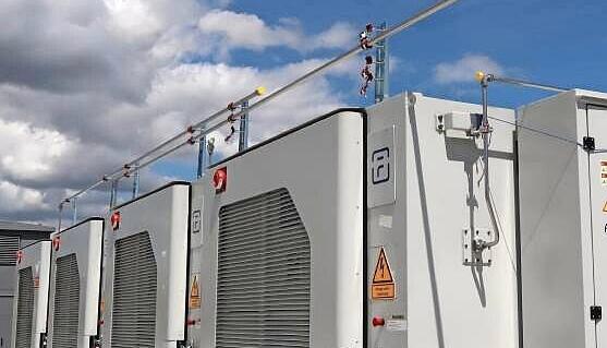 Die Nebelanlage über den Batterien soll im Brandfall gefährliche Gase abbinden.