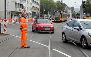 Zwei Posten sicherten am Dienstag den Stadtbahnverkehr, bis am Nachmittag die Ampeln funktionierten. Foto: Andreas Veigel