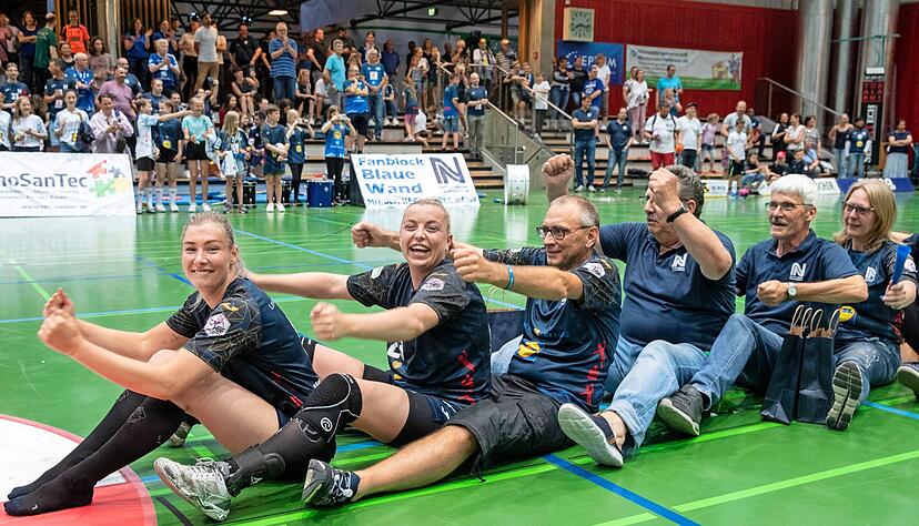 Bewegendes Abschlussfest mit den Fans: Kapitänin Nathalie Hendrikse (vorn) führt den Neckarsulmer Partyzug an.
Fotos: Andreas Veigel Bewegendes Abschlussfest mit den Fans: Kapitänin Nathalie Hendrikse (vorn) führt den Neckarsulmer Partyzug an.
Fotos: Andreas Veigel