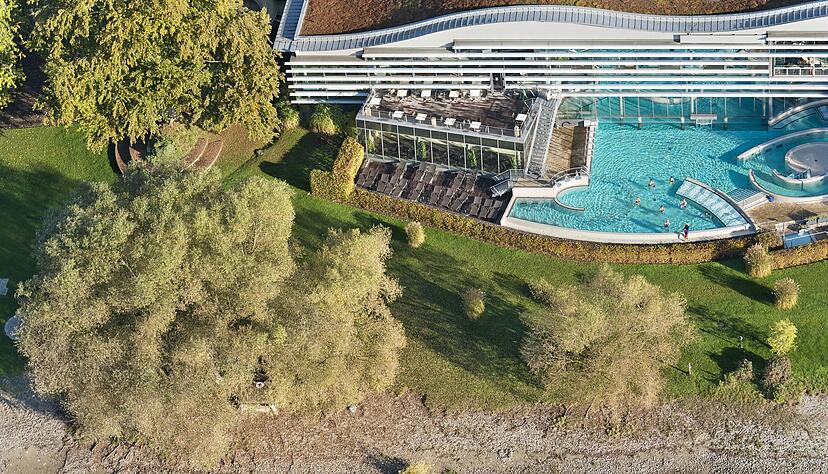 Natur pur können Gäste in der Bodensee-Therme Überlingen, direkt am See, genießen.
