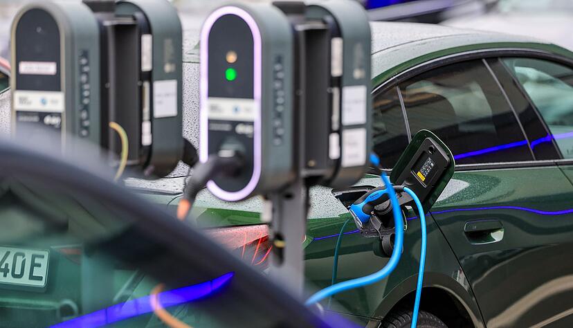 Ewig eingestöpselt? Wie lange das Vollladen des E-Autos im Einzelfall dauert, hängt von vielen Faktoren ab. Ewig eingestöpselt? Wie lange das Vollladen des E-Autos im Einzelfall dauert, hängt von vielen Faktoren ab.