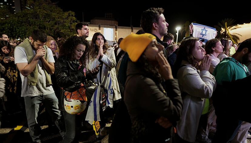 Insgesamt sollen in einer ersten Phase 33 israelische Geiseln gegen 1.904 palästinensische Häftlinge ausgetauscht werden. Insgesamt sollen in einer ersten Phase 33 israelische Geiseln gegen 1.904 palästinensische Häftlinge ausgetauscht werden.