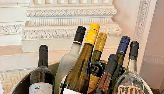 Neben schw&auml;bischen H&auml;ppchen wurde zur Feier W&uuml;rttemberger Wein gereicht.