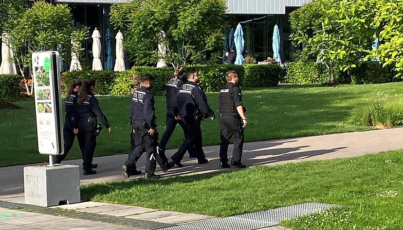 Polizeibeamte laufen tagsüber Streife im Heilbronner Stadtgarten. Polizeibeamte laufen tagsüber Streife im Heilbronner Stadtgarten.