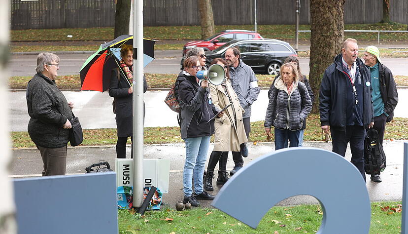 Demonstranten vor dem Bildungscampus in Heilbronn. Foto: Ralf Seidel