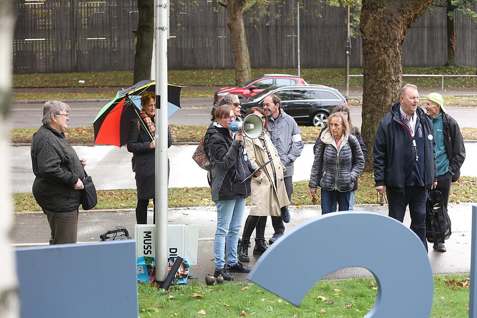 Demonstranten vor dem Bildungscampus in Heilbronn. Foto: Ralf Seidel