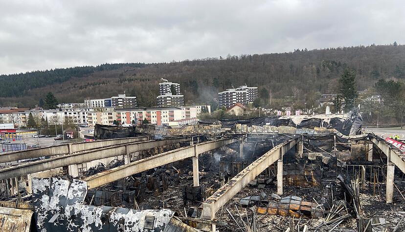 Nach dem Großbrand in Mosbach ist das Areal ein einziges Asche-Feld.