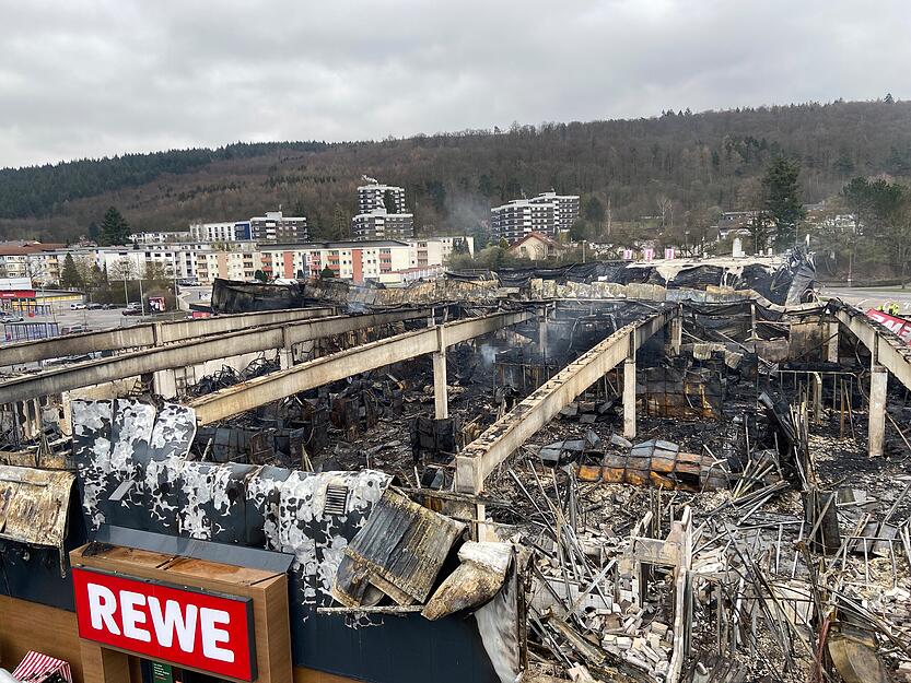 Nach dem Großbrand in Mosbach ist das Areal ein einziges Asche-Feld.