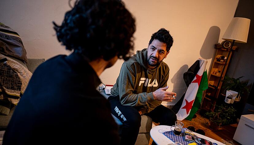 Mohammed al-Zoubi ist vor sieben Monaten Deutscher geworden. Der Altenpfleger aus Syrien freut sich, erstmals an einer Bundestagswahl teilzunehmen. Er bittet den SPD-Direktkandidaten f&uuml;r Berlin-Neuk&ouml;lln, Hakan Demir, in seine Wohnung, um mit ihm &uuml;ber Politik zu diskutieren.