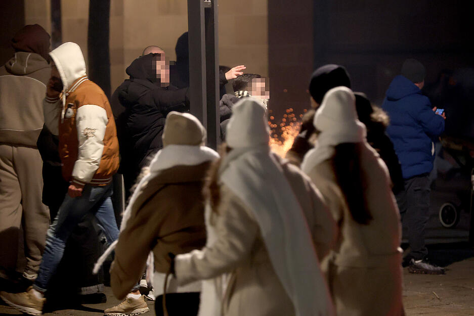 Passanten zeigten sich von den Zuständen schockiert. Passanten zeigten sich von den Zuständen schockiert.