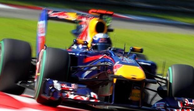 Sebastian Vettel rast im Red Bull &uuml;ber die Rennstrecke in Monza.