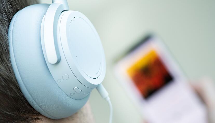 H&ouml;re ich da KI-generierte Musik? Diese Frage d&uuml;rften sich manche Streaming-H&ouml;rer k&uuml;nftig h&auml;ufiger stellen. (Symbolbild)