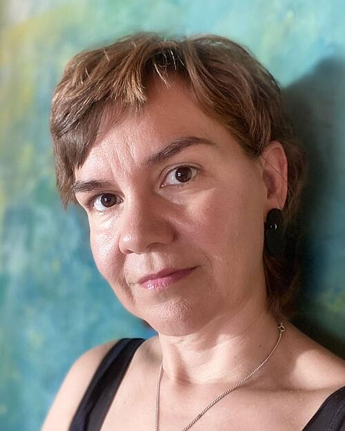 Mareen Bauer aus Heilbronn-Sontheim:
Ich fühle mich in Heilbronn sicher und wohl. Natürlich gibt es Plätze, die etwas dunkler sind – wie in jeder Stadt. Angst habe ich, aber nicht vor „Männern mit Migration“, sondern, wenn überhaupt, nachts allgemein vor Männern. Statt über das Stadtbild zu diskutieren, sollten wir uns um wirklich wichtige Themen kümmern: um Bildung, ausreichend Kindergartenplätze und eine gute Integration. Das sind die Dinge, die unser Zusammenleben stärken. Mareen Bauer aus Heilbronn-Sontheim:
Ich fühle mich in Heilbronn sicher und wohl. Natürlich gibt es Plätze, die etwas dunkler sind – wie in jeder Stadt. Angst habe ich, aber nicht vor „Männern mit Migration“, sondern, wenn überhaupt, nachts allgemein vor Männern. Statt über das Stadtbild zu diskutieren, sollten wir uns um wirklich wichtige Themen kümmern: um Bildung, ausreichend Kindergartenplätze und eine gute Integration. Das sind die Dinge, die unser Zusammenleben stärken.