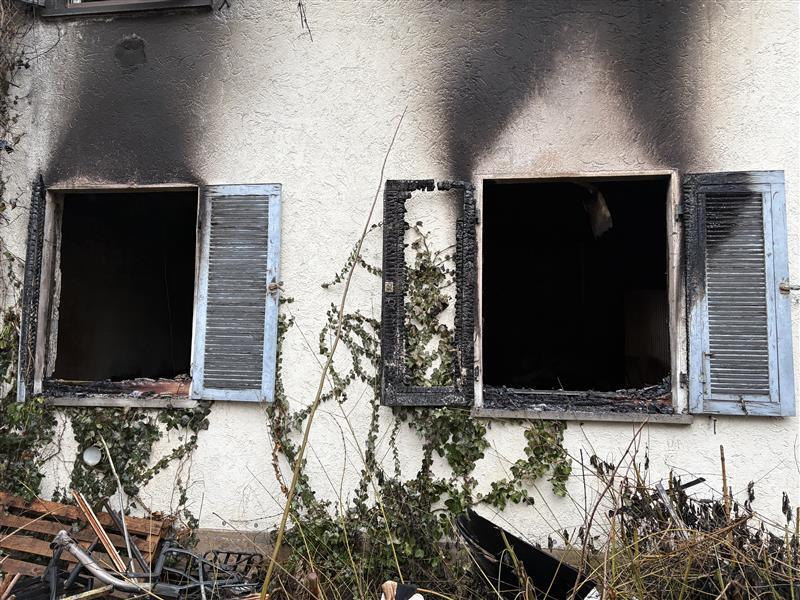 Das Erdgeschoss ist stark zerst&ouml;rt, die Fensterrahmen sind verbrannt und die &Ouml;ffnungen schwarz verkohlt.