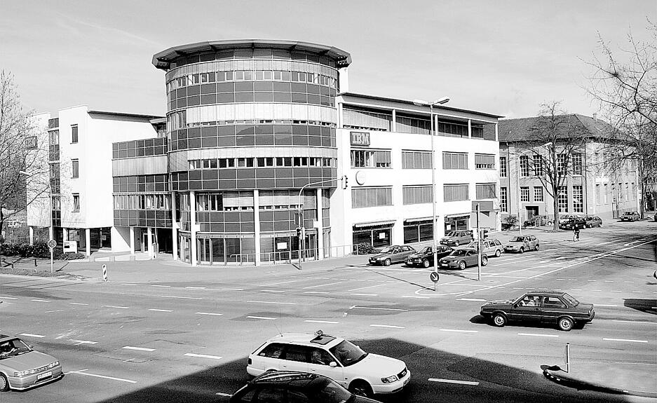 Blick auf das Hofkammergebäude an der Ecke Mannheimer Straße Schaeuffelenstraße   im Jahr 2001.