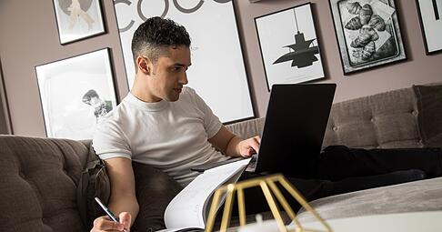 Arbeit man im Minijob unterschiedlich viele Tage pro Woche, hilft der Urlaubsrechner der Minijob-Zentrale bei der Berechnung des Urlaubsanspruchs.