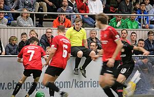 Manuel Schmauß ist Landesliga-Schiedsrichter bei den Aktiven und darf bei den A-Junioren in Mulfingen zum vierten Mal Bundesligaluft schnuppern. Im Viertelfinale zwischen Würzburg und Leverkusen geht es hart zur Sache. Da ist er schwer gefordert. Foto: Ralf Reichert
