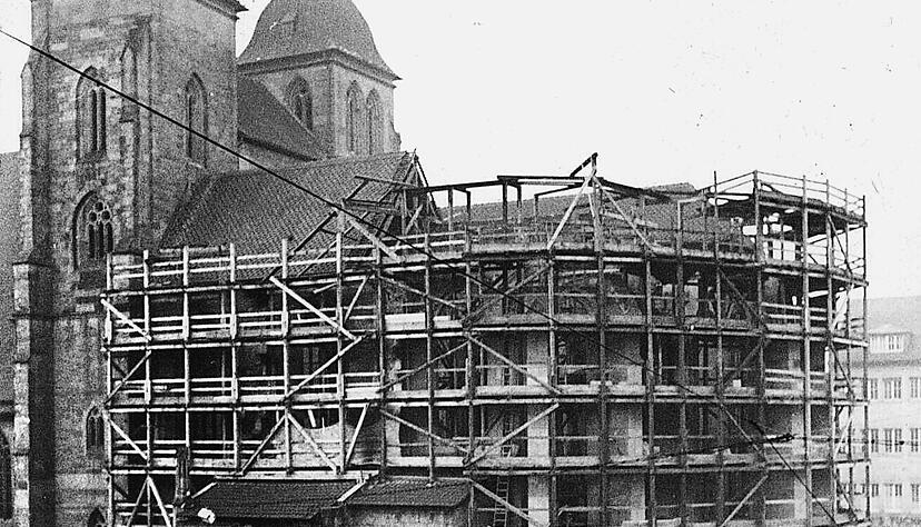 Bis 1965 war der Chorraum auf der Kiliankirchen-Großbaustelle eingerüstet und mit einer Bretterwand vom Langhaus abgetrennt. Die heutige Orgel war schon 1959 eingeweiht worden – und nicht für den gesamten Kirchenraum konzipiert.
Fotos: Archiv