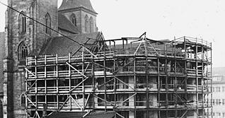 Bis 1965 war der Chorraum auf der Kiliankirchen-Großbaustelle eingerüstet und mit einer Bretterwand vom Langhaus abgetrennt. Die heutige Orgel war schon 1959 eingeweiht worden – und nicht für den gesamten Kirchenraum konzipiert.
Fotos: Archiv