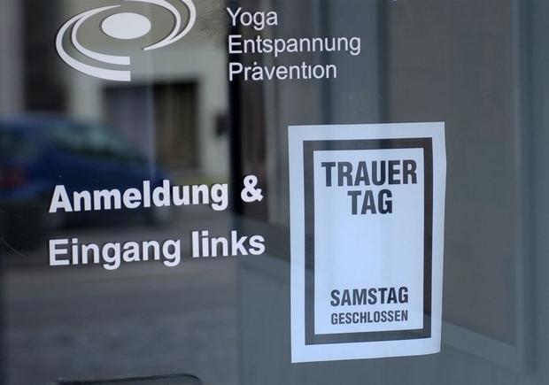 Trauerplakate h&auml;ngen am Samstag (21.03.2009) in Winnenden in den Schaufenstern der Gesch&auml;fte.