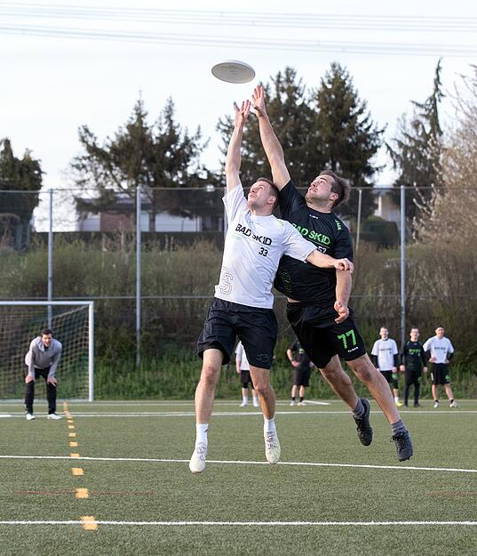 Nico Müller (in weiß) und Jonathan Schall ringen im Luftkampf um das 175 Gramm schwere Spielgerät. Ultimate Frisbee erfordert viel Beweglichkeit und Ausdauer. Nico Müller (in weiß) und Jonathan Schall ringen im Luftkampf um das 175 Gramm schwere Spielgerät. Ultimate Frisbee erfordert viel Beweglichkeit und Ausdauer.