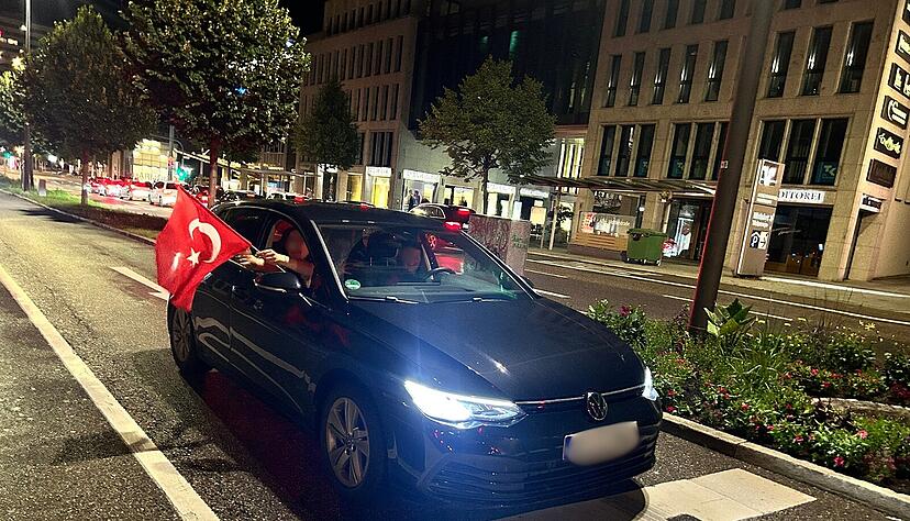 Trotz EM-Niederlage: Autokorso und feiernde Türkei-Fans feiern in Heilbronn Trotz EM-Niederlage: Autokorso und feiernde Türkei-Fans feiern in Heilbronn