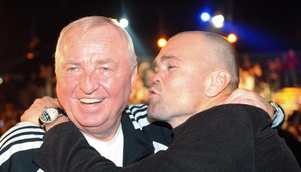 Box-Trainer Ulli Wegner wird im Januar von Ex-Boxer Sven Ottke (r) begr&uuml;&szlig;t. Foto: Patrick