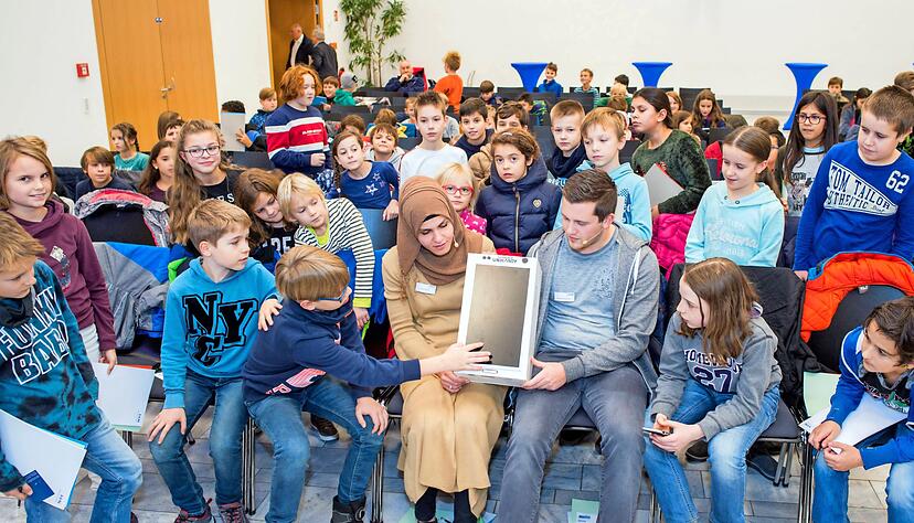 Im Sontheimer Hochschul-Campus hatten die Dozenten Kübra Kavak und Alexander Hanauska ein Uni-Handy als Vorführmodell im Gepäck.
Foto: Mario Berger Im Sontheimer Hochschul-Campus hatten die Dozenten Kübra Kavak und Alexander Hanauska ein Uni-Handy als Vorführmodell im Gepäck.
Foto: Mario Berger