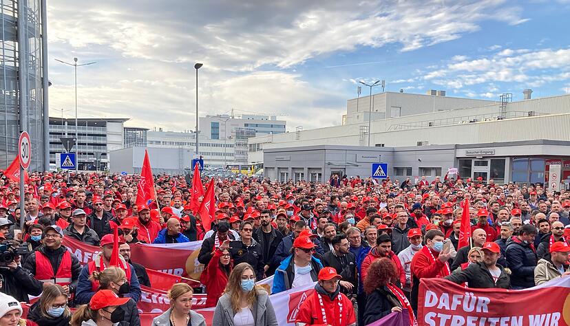 Metaller bei der Kundgebung zu ihrem Warnstreik vor dem Audi-Werkstor. Bestreikt wurden Audi, Kolbenschmidt und Huayu Alutech.