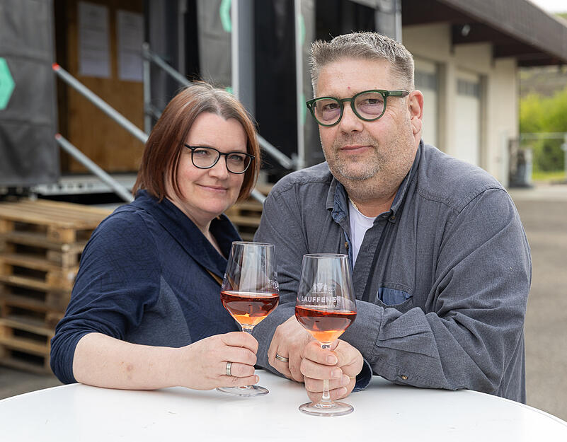 Besucher lassen sich den Wein auf den Lauffener Weintagen schmecken.
