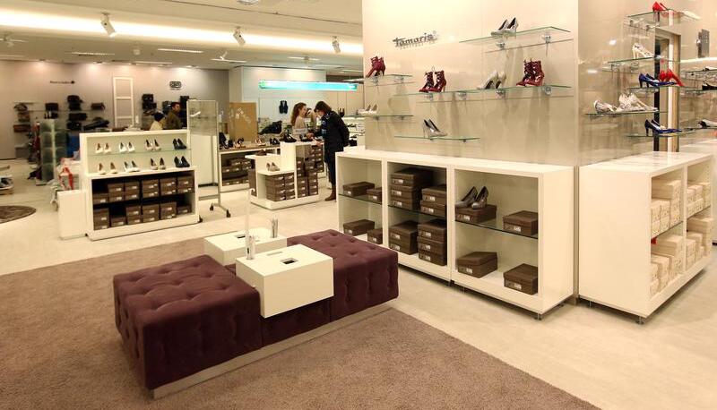 Die Atmosphäre eines Schuhgeschäftes hat Galeria Kaufhof mit der Neugestaltung im Erdgeschoss geschaffen. Die Eingangsetage setzt zudem mit Taschen, Schmuck und Parfümeriewaren auf die weibliche Kundschaft.
Fotos: Andres Veigel Die Atmosphäre eines Schuhgeschäftes hat Galeria Kaufhof mit der Neugestaltung im Erdgeschoss geschaffen. Die Eingangsetage setzt zudem mit Taschen, Schmuck und Parfümeriewaren auf die weibliche Kundschaft.
Fotos: Andres Veigel