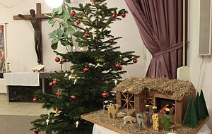 Im Kirchensaal stehen an Weihnachten ein Baum und eine Krippe. Fotos: Jochen Stiefel