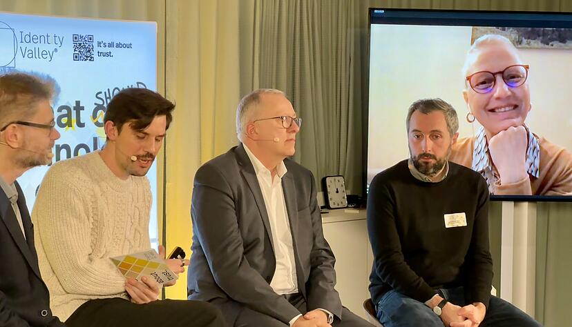 Stephan Ilaender (Geschäftsführer Stackit, v.l.), Moderator Maximilian Möhring, Andreas Weiss (Eco-Verband), Ferdinand Ferroli (Identity Valley), Andrea Martin (IBM). Stephan Ilaender (Geschäftsführer Stackit, v.l.), Moderator Maximilian Möhring, Andreas Weiss (Eco-Verband), Ferdinand Ferroli (Identity Valley), Andrea Martin (IBM).