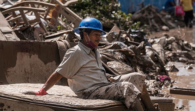 Anwohner brauchen Hilfe, ihre H&auml;user sind voller Schlamm und Tr&uuml;mmer.